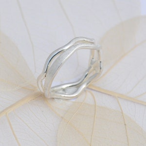 Silberring aus 925 Silber branded, zierlich und elegant, zwei gewellte Silberlinien als Ringband, dezent und wunderschön im Vintage Stil