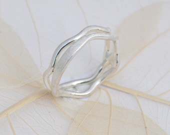 Anillo de plata hecho de plata 925 marca plata, delicado y elegante, dos líneas plateadas onduladas como anillo de banda, discreto y hermoso en estilo vintage
