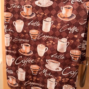 Puede incluir: Un letrero de madera hecho a mano con la palabra "Bienvenido" en una fuente juguetona. El letrero está pintado de blanco con un acabado envejecido y presenta un pequeño corazón decorativo. Dimensiones aproximadas: 30 cm de ancho y 15 cm de alto.