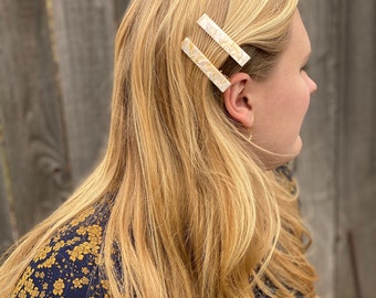 Pinza para el cabello Goldie Gold de resina color amarillo dorado con forma de garra, de acrílico y con forma de cocodrilo.
