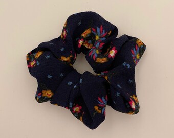 Coletero azul marino con estampado floral de Mallory