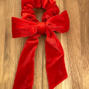 Jasnoczerwona aksamitna gumka do włosów Scrunchie
