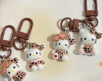 Juego de 4 llaveros con estampado de leopardo de Hello Kitty para bolso o monedero