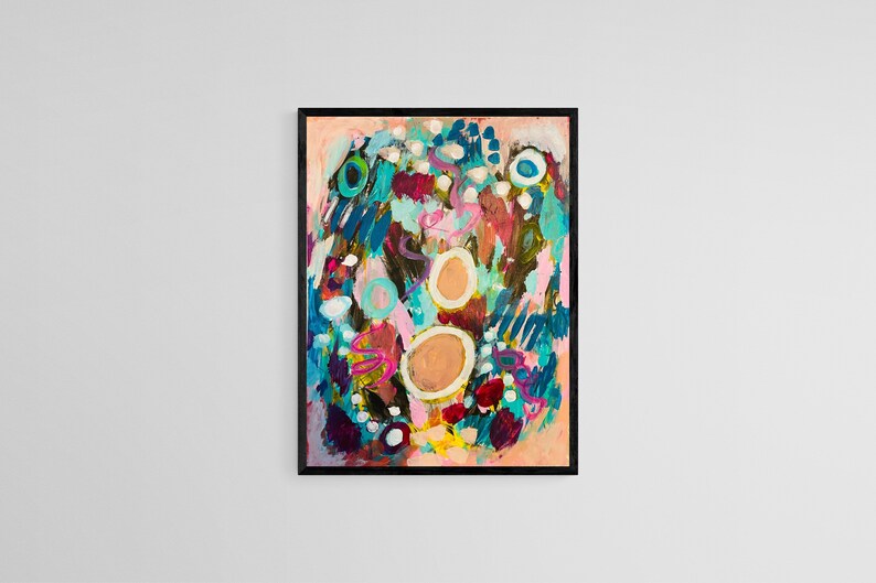 K&ouml;nnte beinhalten: Abstraktes Gem&auml;lde mit rosa Hintergrund und bunten Formen, darunter Kreise, Linien und Wirbel. Das Gem&auml;lde ist in Schwarz gerahmt.