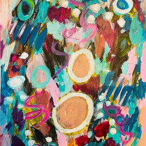 K&ouml;nnte beinhalten: Abstraktes Gem&auml;lde mit rosa, blauem und wei&szlig;em Hintergrund. Das Gem&auml;lde zeigt eine Vielzahl von Formen und Farben, darunter Kreise, Wirbel und Linien. Das Gem&auml;lde ist in einem lockeren und expressiven Stil gehalten.