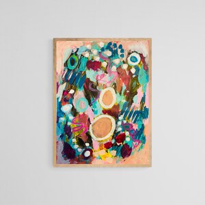 K&ouml;nnte beinhalten: Abstraktes Gem&auml;lde mit rosa Hintergrund und bunten Formen, darunter Kreise, Wirbel und Linien. Das Gem&auml;lde ist in einem hellen Holzrahmen gerahmt.