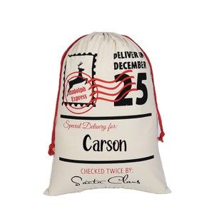 Pu&ograve; includere: Un sacco di Babbo Natale in tela bianca con cordoncino rosso, con un timbro Rudolph Express nero e rosso, il testo "Deliver on December 25" e le parole "Special Delivery for: Carson" e "Checked Twice By: Santa Claus".