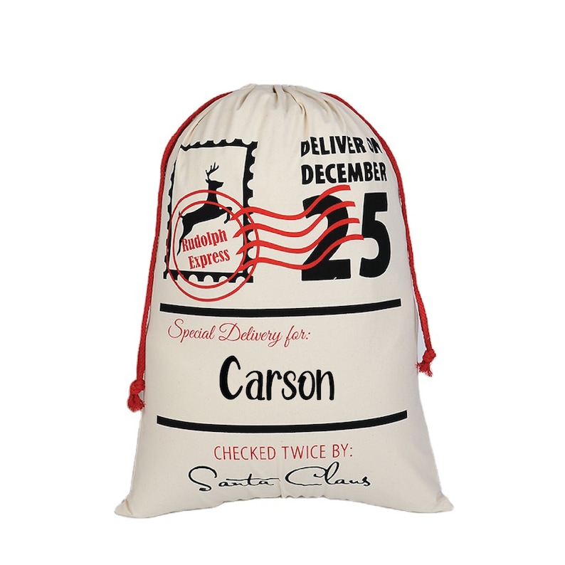 Pu&ograve; includere: Un sacco di Babbo Natale in tela bianca con cordoncino rosso, con un timbro Rudolph Express nero e rosso, il testo "Deliver on December 25" e le parole "Special Delivery for: Carson" e "Checked Twice By: Santa Claus".