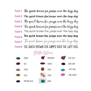 K&ouml;nnte beinhalten: Acht verschiedene Schriftstile f&uuml;r den Satz "The quick brown fox jumps over the lazy dog". Unter dem Text befinden sich 12 Farbmuster f&uuml;r Glitzeroptionen: Gr&uuml;n, Rot, Himbeere, Ros&eacute;gold, Lila, Dunkelgrau, Silber, Topas, Hellblau, Gold, Koralle und Pink-Kirsche.