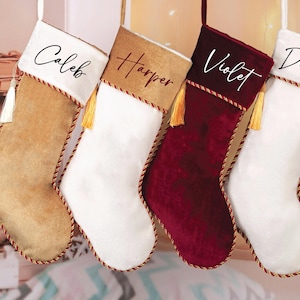Medias navideñas de terciopelo personalizadas con nombre / Medias navideñas personalizadas / Decoración elegante para la repisa de la chimenea navideña familiar, Medias personalizadas