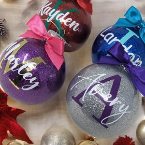 Adorno navideño con monograma y purpurina, adorno navideño con nombre, regalos navideños personalizados, adorno navideño con monograma y nombre de familia