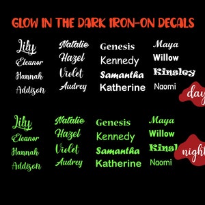 Może przedstawiać: Samoprzylepne naklejki świecące w ciemności z różnymi imionami, w tym Lily, Natalie, Genesis, Maya, Eleanor, Hazel, Kennedy, Willow, Hannah, Violet, Samantha, Kinsley, Addison, Audrey, Katherine i Naomi. Naklejki są pokazane zarówno w ustawieniu dziennym, jak i nocnym, z imionami pojawiającymi się na biało w dzień i na zielono w nocy.