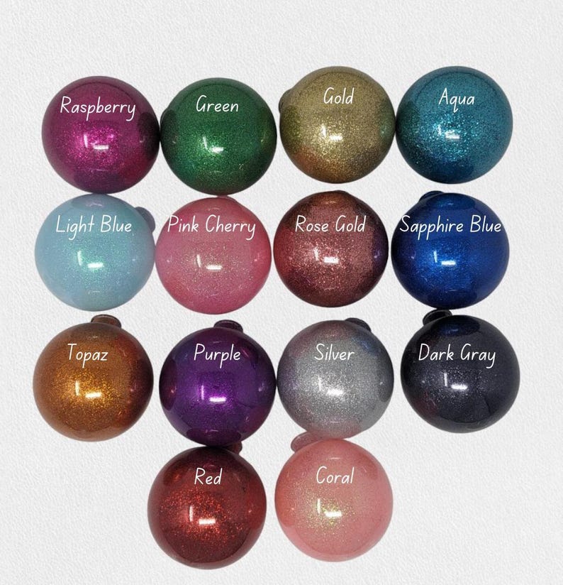 K&ouml;nnte beinhalten: Sortiment von 16 Glitzerkugeln in verschiedenen Farben, darunter Himbeere, Gr&uuml;n, Gold, Aqua, Hellblau, Rosa Kirsche, Ros&eacute;gold, Saphirblau, Topas, Lila, Silber, Dunkelgrau, Rot und Koralle.