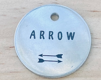 Etiqueta de nombre de perro plateado, etiqueta de perro única, identificación de perro hecha a mano, etiqueta de nombre de cachorro, etiqueta de identificación de gato, etiqueta de mascota personalizada, etiqueta de nombre de gato Arrow, etiqueta de identificación de perro de metal