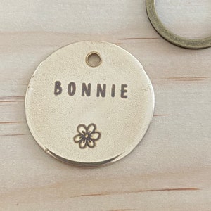 Targhetta identificativa per cani a forma di papavero con grazioso fiore, nome dell'animale domestico, in ottone argentato, a forma di cuore per cuccioli, identificazione personalizzata con incisione. Accessorio per collare.