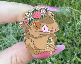 Crested Gecko Enamel Pin! Adorable flower crown reptile pin!