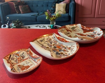Conjunto de 3 pratos de porcelana japonesa Kutani do período Meiji com bordas em espiral.