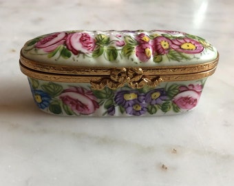 Caixa de porcelana vintage Limoges, França, para guardar pequenos objetos e agulhas, com motivos florais e dourados.