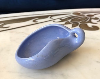 Porta-joias artesanal em cerâmica azul pervinca para anéis e brincos.