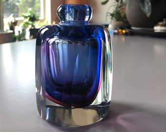 Vaso de vidro soprado pesado em formato de cubo, com 11,4 cm de altura (azul e vermelho formam roxo).