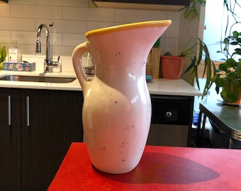 Jarra de cerâmica Julie Sanders de 25 cm com estampa de ciclâmen e um lindo padrão de pintas coloridas.