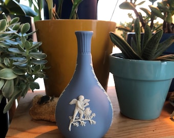 Vaso Wedgwood Jasperware em estilo moderno de meados do século XX, nas cores branco e azul, 1965.