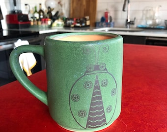 Caneca/Xícara de Café Artesanal LoneSomeVille com Joaninha Verde e Preta - PORTLAND, OR