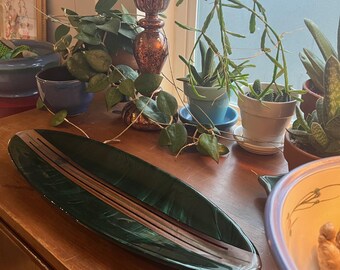 Prato artístico oval/em formato de caiaque de 18,5 polegadas em verde e preto brilhantes.