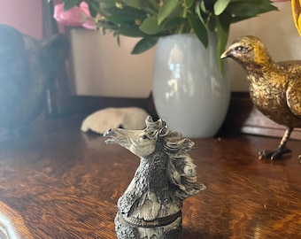 Caixinha de lembrancinhas pequena em resina, estilo madeira flutuante, com 10 cm de altura, em formato de cabeça de cavalo.