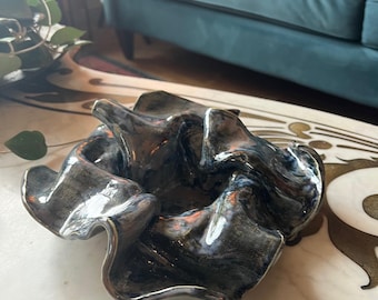 Cinzeiro/Porta-objetos artesanal em cerâmica com estilo floral franzido