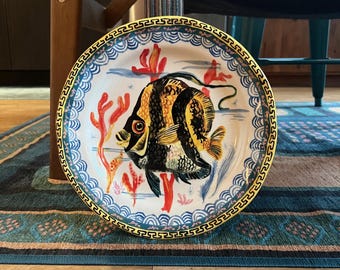 Prato de 25 cm com estampa de peixe-anjo de Nathalie Lete, da ANTHROPOLGIE.