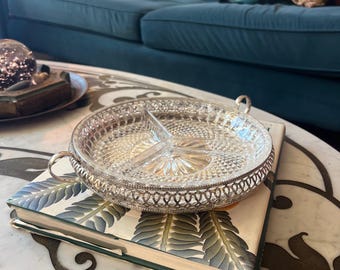 Prato dividido em vidro lapidado em formato de diamante e bandeja de metal.