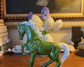 Um Cavalo de Cor Diferente - Estátua Vintage de Cerâmica Chadwick de Cavalo/Garanhão Verde Empinado - Década de 1960 - Japão