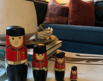 Bonecas Matryoshka de madeira pintadas à mão, soldadinhos de brinquedo.