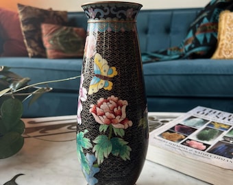 Vaso chinês vintage de cloisonné de dez polegadas com deslumbrante motivo de borboleta e flores.