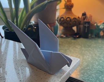 Estátua de origami de tsuru em cerâmica azul-clara