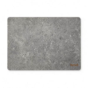 Op de afbeelding: Een rechthoekige placemat met een gestructureerd grijs oppervlak dat het uiterlijk van natuursteen of beton nabootst. Het materiaal heeft een gespikkeld patroon van licht- en donkergrijze vlekken. Het woord "bendt" is in kleine bruine letters gedrukt.