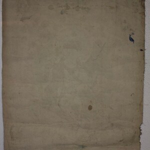 Puede incluir: Una hoja de papel rectangular, de color blanco roto, en blanco, con algunas manchas tenues de color azul y marr&oacute;n. El papel est&aacute; ligeramente arrugado y tiene algunas peque&ntilde;as rasgaduras en los bordes.