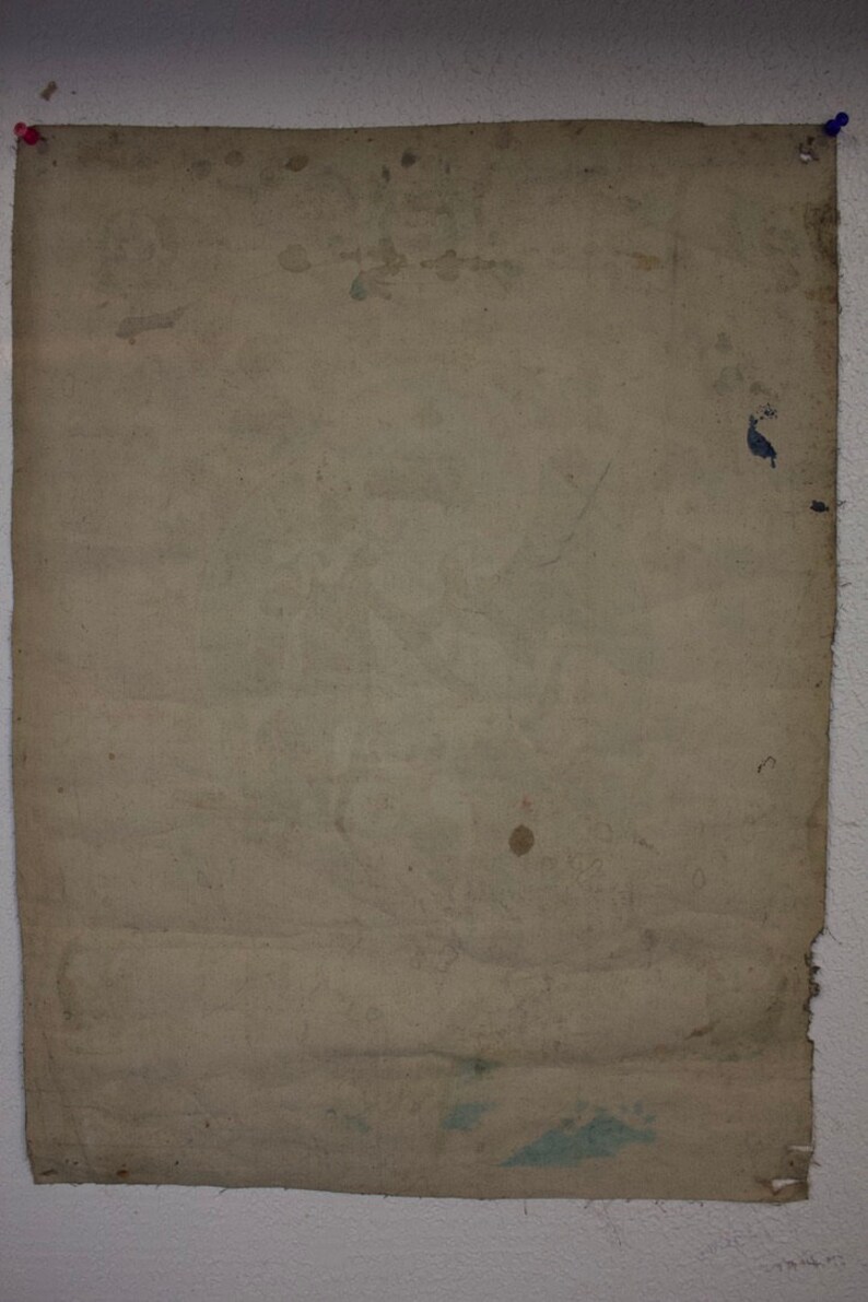 Puede incluir: Una hoja de papel rectangular, de color blanco roto, en blanco, con algunas manchas tenues de color azul y marr&oacute;n. El papel est&aacute; ligeramente arrugado y tiene algunas peque&ntilde;as rasgaduras en los bordes.