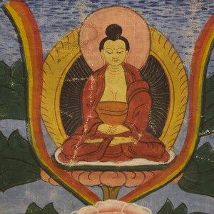 Puede incluir: Una pintura de una figura de Buda con una t&uacute;nica roja, sentado en posici&oacute;n de loto con las manos en mudra de meditaci&oacute;n. El Buda est&aacute; rodeado por un halo y una flor de loto, sobre un fondo azul.