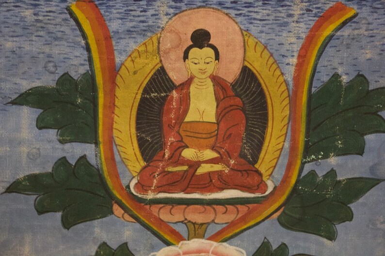 Puede incluir: Una pintura de una figura de Buda con una t&uacute;nica roja, sentado en posici&oacute;n de loto con las manos en mudra de meditaci&oacute;n. El Buda est&aacute; rodeado por un halo y una flor de loto, sobre un fondo azul.