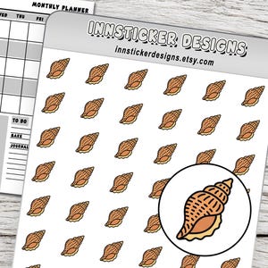 Pode incluir: Uma folha de autocolantes com um padrão repetitivo de pequenas ilustrações de conchas em tom bege. O cabeçalho apresenta o texto INNSTICKER DESIGNS e innstickerdesigns.etsy.com. Um grande recorte circular destaca uma única concha.