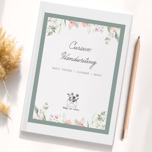 Peut inclure: Un carnet blanc avec une bordure verte et un motif floral. Le titre est "Cursive Handwriting" avec le texte "BASIC STROKES | ALPHABET | WORDS". Le carnet a un petit logo d'une fleur dans une enveloppe avec le texte "Olive Love Letters".
