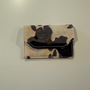 Cartera para tarjetas con estampado de vaca del oeste