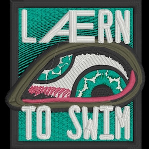 Op de afbeelding: Een rechthoekige geborduurde patch met een gestileerd oog met een talingkleurige iris en witte oogwit. De tekst LAERN TO SWIM is in wit garen boven en onder het oog geborduurd. De achtergrond heeft een talingkleurig en zwart gestreept patroon.