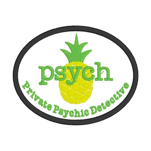 Puede incluir: Un parche ovalado blanco con un borde negro. El parche tiene una piña verde con un cuerpo amarillo y el texto "psych Private Psychic Detective" alrededor de la piña.