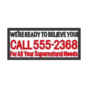Puede incluir: Un letrero rectangular blanco y negro con un borde negro. El letrero dice "We're ready to believe you. Call 555-2368 for all your supernatural needs."