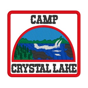以下が含まれることがあります： 「CAMP CRYSTAL LAKE」という文字と、山と帆船のある湖のグラフィックが描かれた、赤と黒の刺繍パッチです。