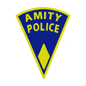 Puede incluir: Un parche azul y amarillo de la policía de Amity. El parche tiene forma de triángulo con un borde amarillo y las palabras "AMITY POLICE" en letras amarillas. Una forma de diamante amarillo en la parte inferior.