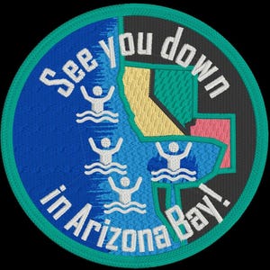 Op de afbeelding: Een ronde geborduurde patch met een blauwgroene rand. Het toont een blauw watergedeelte met vier witte zwemmende stokfiguurtjes, een gele en zwarte kaartomtrek en de witte geborduurde tekst "See you down in Arizona Bay!".